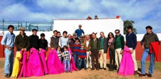 El ganadero y su familia rodeado de amigos en el día más importante. (FOTO: Fco.J.Campos)